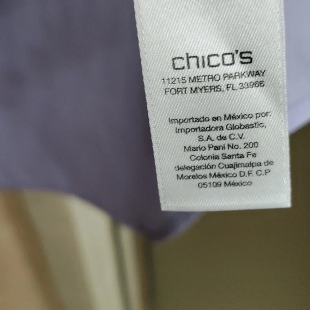 💥 5/$10💥 🪻CHICO'S Button Down Blouse - Picture 7 of 7
